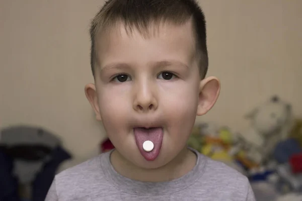 Il bambino gli mette la pillola in bocca. Foto di primo piano — Foto Stock