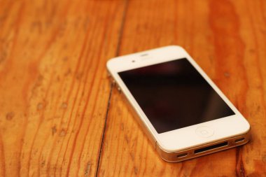 Açık renkli ahşap masa üstünde Smartphone