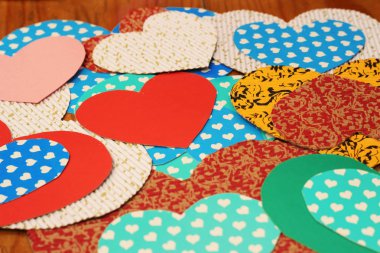 Tahta arka planda kağıt kalpler