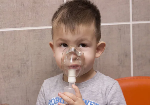 Lindo niño terapia de inhalación por la máscara del inhalador. Primer plano ima — Foto de Stock
