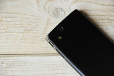 Açık renkli ahşap masa üstünde Smartphone