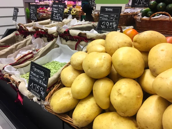 Shopping fresh vegetables — Stockfoto