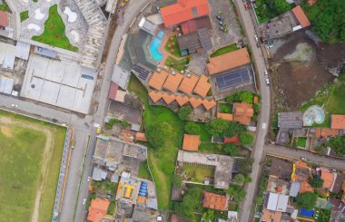 Kalabalık şehir merkezindeki binaların havadan görünümü