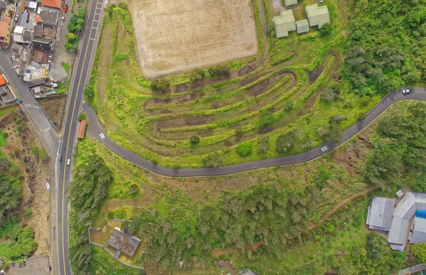 Over het geheel genomen luchtfoto van kleine groene veld — Stockfoto