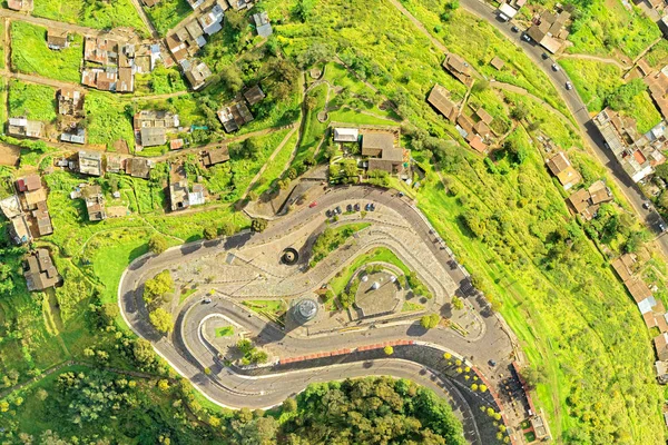 Disparo aéreo Cerro Panecillo y Parque Quito Ecuador abejón — Foto de Stock