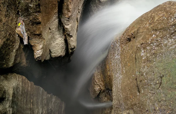 Entrada do eixo da cachoeira na caverna de Mayei — Fotografia de Stock