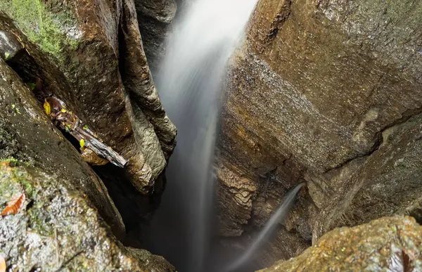 Entrada de cachoeira na caverna de Mayei no Equador — Fotografia de Stock