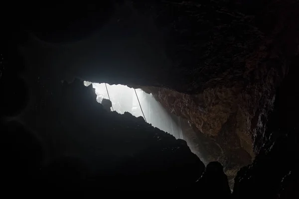 Vista subterrânea da entrada da caverna — Fotografia de Stock