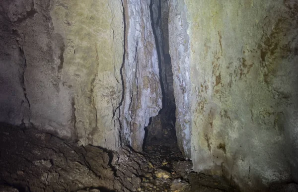 Vista subterrânea das galerias da caverna de Mayei — Fotografia de Stock