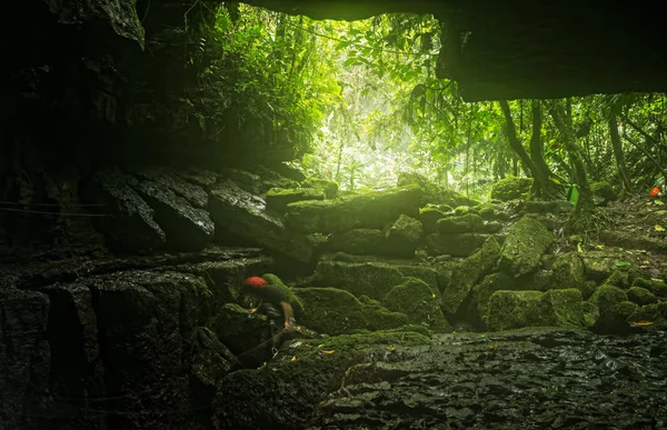 Spéléologue descendant dans la grotte de Mayei — Photo