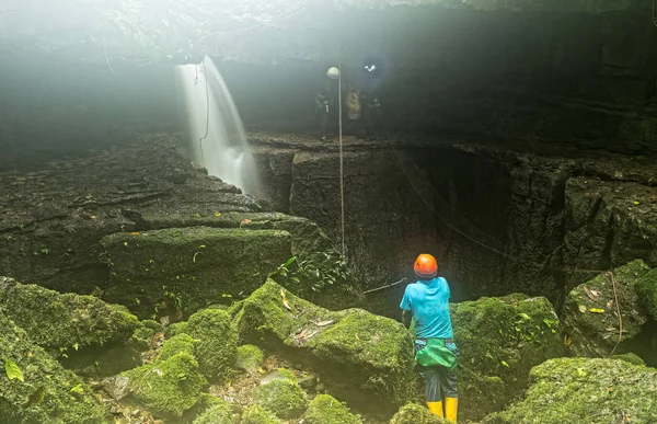 Еквадор Mayei печеру вхід з спелеолога — стокове фото
