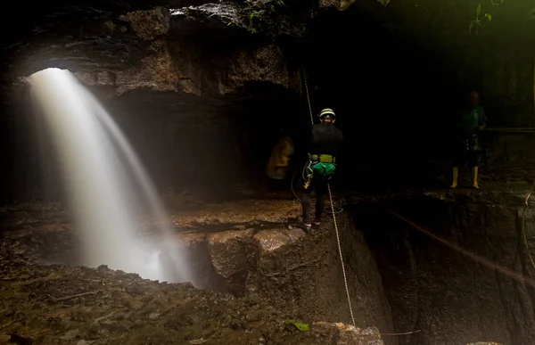 Espeleólogo descendiendo a la cueva de Mayei —  Fotos de Stock