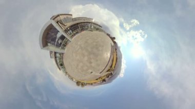 Boş kare, büyük bina