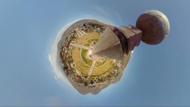 Большая башня с видом на деревню — стоковое видео