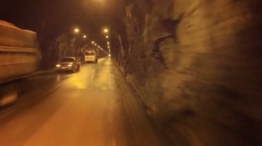 Tonnel içinde gece sürüş araba görüntülemek