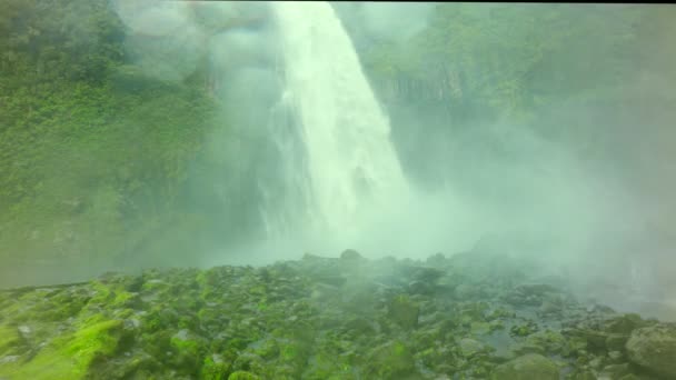 川に流れ落ちる水の非常に制限の滝 — ストック動画