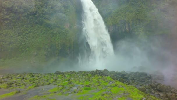 Cascata Con Grande Limite Acqua Che Cade Nel Fiume — Video Stock