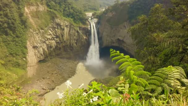 Wasserfall Mit Großer Wassermenge Die Fluss Fällt — Stockvideo