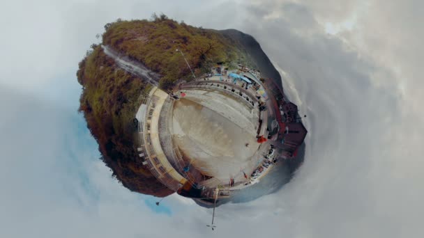 Kugelförmige Ansicht Des Jungfräulichen Wasserfalls Von Einem Park Banos Ecuador — Stockvideo