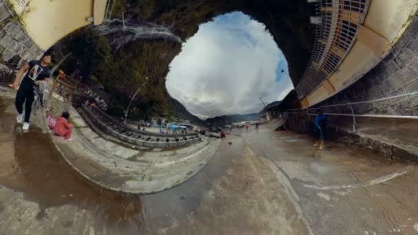 Psychedelischer Blick auf jungfräuliches Thermalbad Eingang banos ecuador — Stockvideo