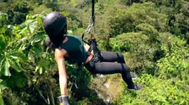 Dağ Banos Ekvator ormanda Zipline üzerinde kayan bir Asya turizm
