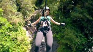 Dağ Banos Ekvator ormanda Zipline üzerinde kayan bir Asya turizm
