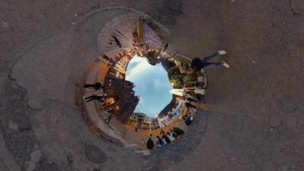 Psykedeliska utsikt över torget framför Basilica De La Reina De Rosario De Banos Ecuador — Stockvideo