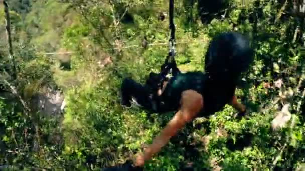 Egy Ázsiai Turista Csúszott Zipline Felett Erdőben Hegy Ecuadorban Banos — Stock videók