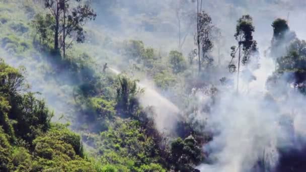 Augmentation de la fumée et du feu d'un feu de forêt dans les montagnes de Banos Équateur 