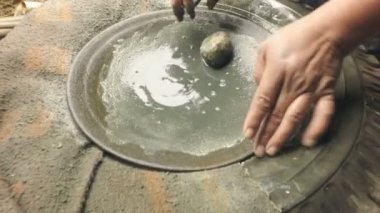 Chinapintza, Ekvator - 03 Mayıs 2018: Chinapintza yönteminde 03 Mayıs 2018 üzerinde kaydırma aracılığıyla altın ayırma işlemi