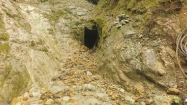 Zanaat altın madeni giriş Ekvador Andes zincirinin doğru hareketli kamera
