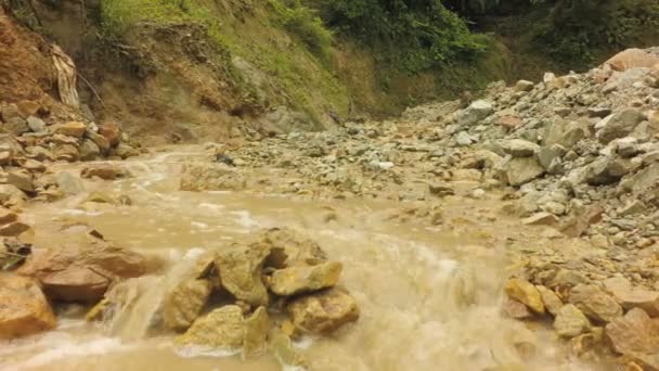 Lage Hoek Van Kleine Rivier Schot Een Gebied Van Goudwinning — Stockvideo