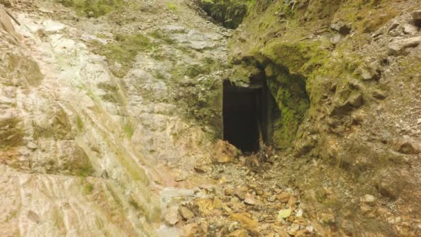 エクアドル南部の無防備な職人金鉱山シャフトの入り口 — ストック動画