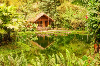 Ekvador Mindo 'daki Gölün Önündeki Mini Loca