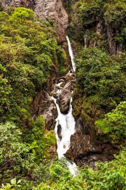 Pailon del Diablo Şelalesi Ekvador 'daki Paaza Nehri üzerinde