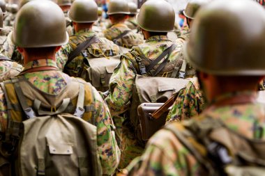 Bir grup asker harekete hazırlanıyor.