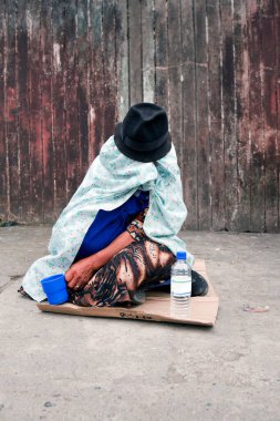 Quito Ekvador 'da Sokakta Poşetlenen Kadın