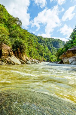 Akşamın ilerleyen saatlerinde Banos Ekvador 'un yakınındaki Pastaza Akışı' nın manzarası Rafting yapmasıyla ünlüdür.