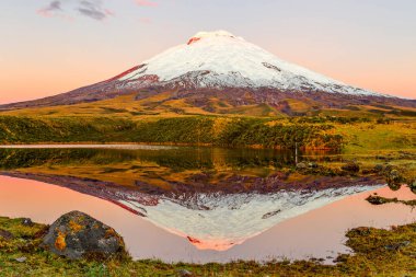 Cotopaxi Yanardağı Santo Domingo Barajında Yansıyor