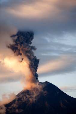 Tungurahua volkanı patlaması 06: 12 2010 Ekvador Güney Amerika yerel saatle 16: 00