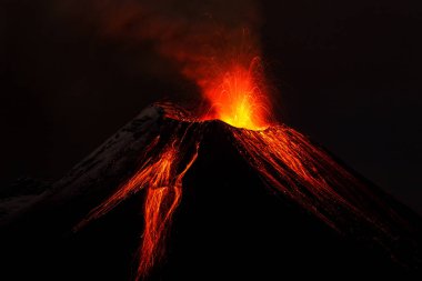 Tungurahua volkanı patlaması 28 gece 11 Ekim 2011 Ekvador çekim canon eos IV ile tam boyutta görülebilir ham küçük gürültü miktarından dönüştürüldü
