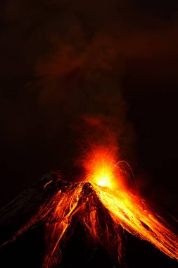 Tungurahua volkanı patlaması 28 gece 11 Ekim 2011 Ekvador çekim canon eos IV ile tam boyutta görülebilir ham küçük gürültü miktarından dönüştürüldü