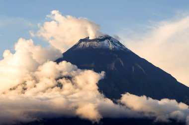 Tungurahua volkanı 2012 'nin başında tütüyor