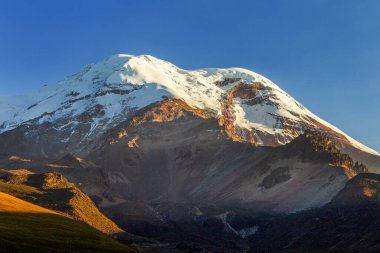 Chimborazo Yanardağı, deniz aşırı yüksekliğindeki yüksek dağ olmamakla birlikte Ekvator boyunca uzanan konumu, zirvesini dolunaydan itibaren en yakın nokta yapar.