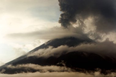 Tungurahua volkanı patlaması 2011 'de büyük miktarda kül gökyüzünü yatay olarak karartabilir.