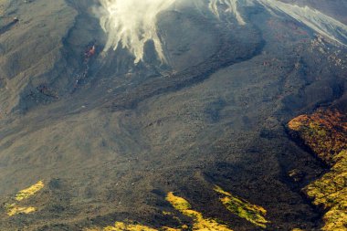 Ekvador 'daki Tungurahua Yanardağı' nın yakınındaki büyük bir alanı kaplayan volkanik lavın büyük çoğunluğu