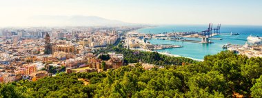 Önünde Alcazaba Kalesi ve San Juan Batista Katedrali olan Malaga Şehri Panoramik Manzarası
