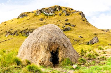 And Dağlarında çobanlar tarafından çok yüksek irtifada kullanılan saman sığınağı.