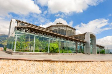 Ichimbia Park 'taki etkileyici cam bina quito ekvatoru