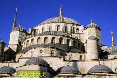 Aya Sofya Kubbesi 'nin mavi gökyüzü İstanbul hindisine karşı detayları